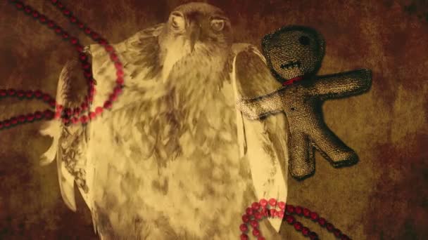 鷲は辺りを見回す ブードゥー教の人形は紙に横たわっています 二重露光効果 — ストック動画
