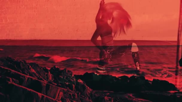Kız Bir Direğin Üzerinde Dans Ediyor Deniz Dalgaları Kıyıya Yaklaşıyor — Stok video