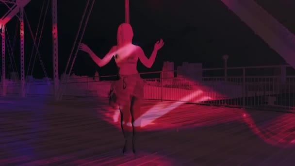 Fille Danse Sur Pont Ondes Abstraites Lumière Néon Double Effet — Video