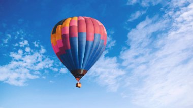 Gökyüzünde balon. Havada hareketlilik var. Gökyüzündeki bulutlar. Yaz saati