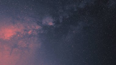 Gökyüzünde bir bakış. Parlayan yıldızlar. Karanlıkta kızıl parlıyor