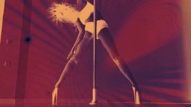Bir kadın direğin üzerinde dans ediyor. Kırmızı arka planda mor desenler. Soyut video görüntüleri