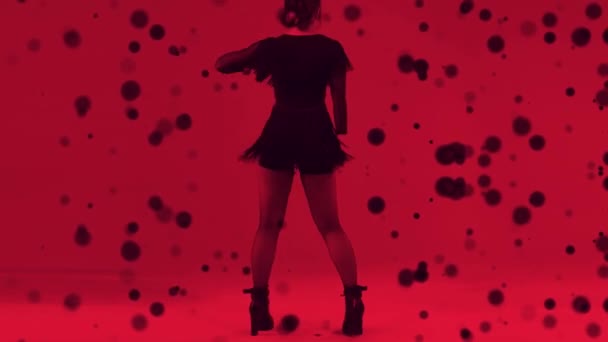 Egy Fekete Ruhás Lány Táncol Vörös Neon Fekete Bokeh Részecskék — Stock videók
