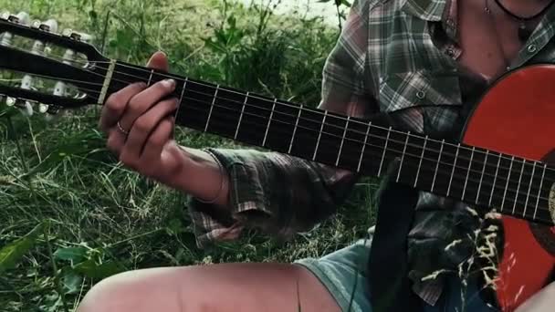 Chica Toca Guitarra Hierba Verde Durante Día — Vídeos de Stock