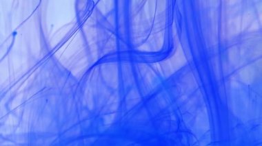 Mavi duman hareket ediyor. Fraktal desenler. Boya patlamaları. Beyaz arkaplan