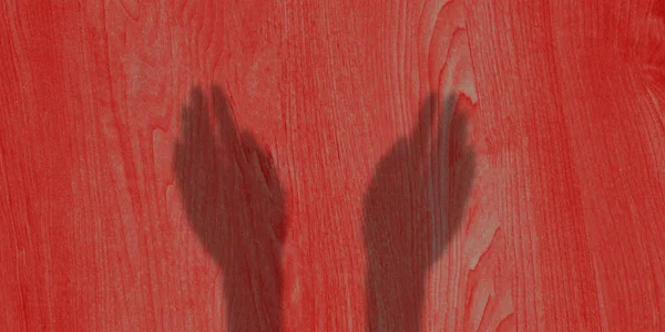 Roter Holztisch Schatten Weiblicher Hände Hintergrundfläche — Stockfoto