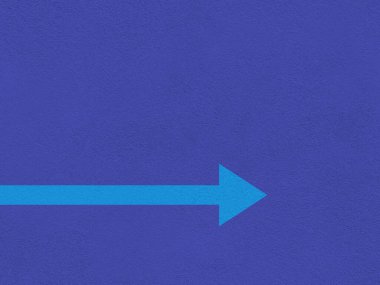 Mavi duvardaki ok işaretçisi. Arka plan yüzeyi