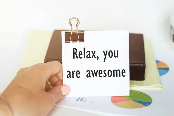 Vrouw Hand Houdt Een Stuk Papier Met Tekst Relax Bent — Stockfoto