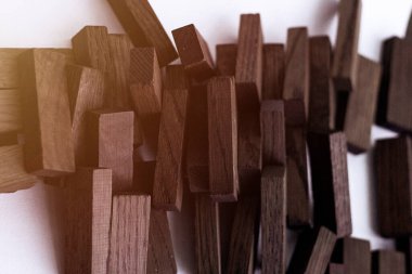 Tahta masadaki bloklar (jenga)