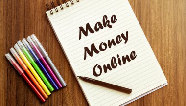 Çevrimiçi Para Yap. Gelecekteki hedef aramanız, bir kalem, üç renkli kalem ve yazmak için bir defter.