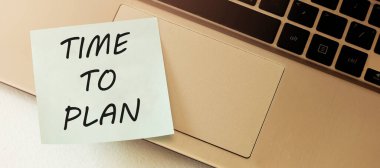 Planlama zamanı. Beyaz arkaplanda izole edilmiş boş bir kağıt.