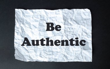 Metni olan siyah hesap makinesi beyaz arkaplanda otantik olsun