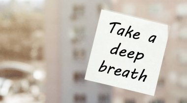 Yazılı beyaz kağıt Pencerede derin bir nefes al