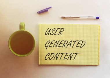 Adam, ofis geçmişi olan gömleğe özel bir metin kullanıcı içerikli bir kağıt al