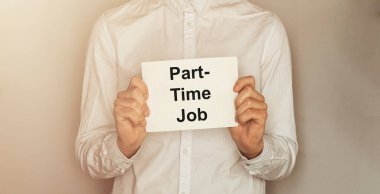 Ofis geçmişi olan tişörtte part-time iş yazan bir kağıt al.