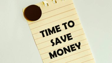 Beyaz buzdolabında para biriktirmek için mesaj yazan sarı kağıt.