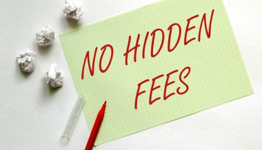 Beyaz üzerine kırmızı işaretli gizli ücret yok yazılı sarı kağıt.