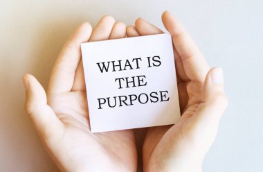 Yazılı beyaz kağıt. Beyaz bir arka planda erkeğin elindeki püf nokta nedir?