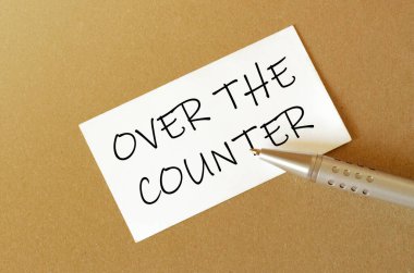 Kalem, beyaz kağıt üzerinde metin kahverengi arkaplan üzerinde COUNTER