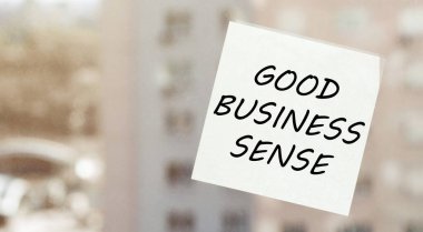 Pencerede iyi bir iş için yazı yazan beyaz kağıt
