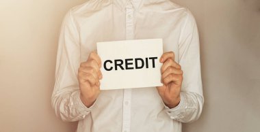 Adam CRR CREDIT RISK dereceli bir kağıt al ofis arka planı ile gömlek