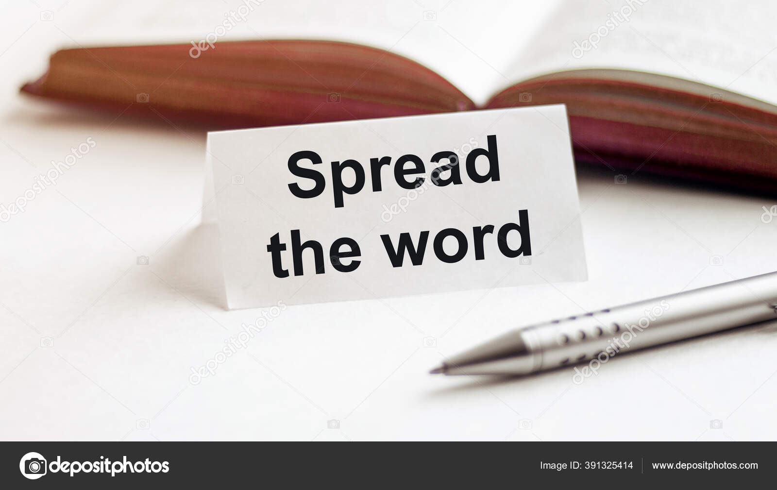 Selembar Kertas Dengan Teks Sebarkan Kata Latar Belakang Buku Pena Stok Foto C A Tuchka 391325414