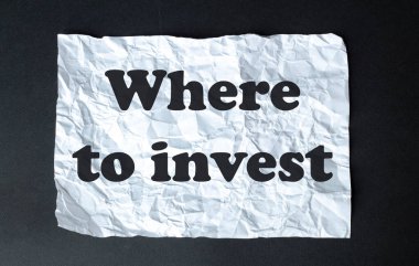 Metinli siyah hesap makinesi beyaz arkaplana yatırım yapılacak