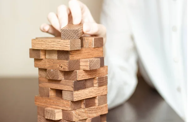 Unbekannter Geschäftsmann Formt Holzpyramide Nahaufnahme — Stockfoto