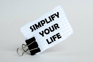 beyaz arkaplan üzerine beyaz sayfa içinde metin SIMPLIFY Your Life