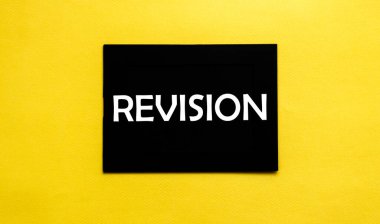 siyah panel sarı üzerine bir metin sürümü yaz