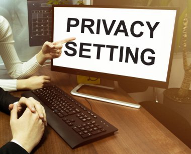 Erkek ve kadın eli, mesajlaşma mahremiyeti olan bilgisayar ofis arkaplanı ayarlama