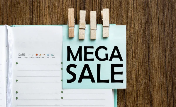 Mega Sale Notities Papier Een Wasknijpers Houten Ondergrond — Stockfoto