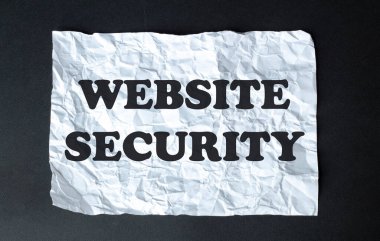 beyaz arkaplanda WEBSITE GÜVENLİĞİ yazılı siyah hesap makinesi