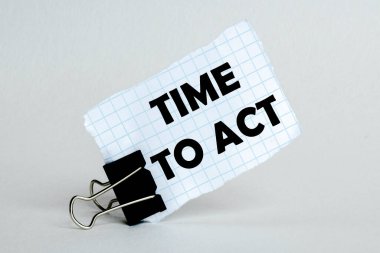 Beyaz arkaplanda eylem zamanı yazılı beyaz sayfa