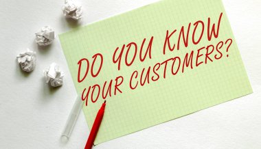 Sarı kağıt ve yazı. Müşterileriniz beyaz kalemle işaretli.