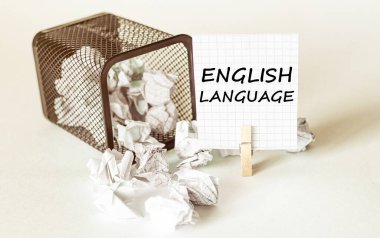 beyaz kağıt parçaları çantadan ingilizce yazılan kağıda düşer.