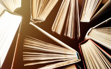 Eski ve kullanılmış kitaplar ya da yukarıdan görünen ders kitapları. Kitaplar ve okumalar kişisel gelişim için, kariyerlerimizde, iş hayatımızda ve özel hayatımızda bilgi ve başarı kazanmak için gereklidir.