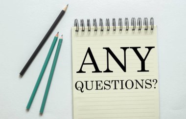 İki yeşil bir siyah kalem ve yazı. Not defterinde herhangi bir soru var mı?