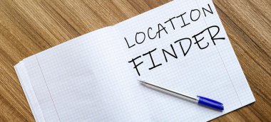 Boş defter ve kalem. Beyazda izole edilmiş. whith metin Konum Bulucu