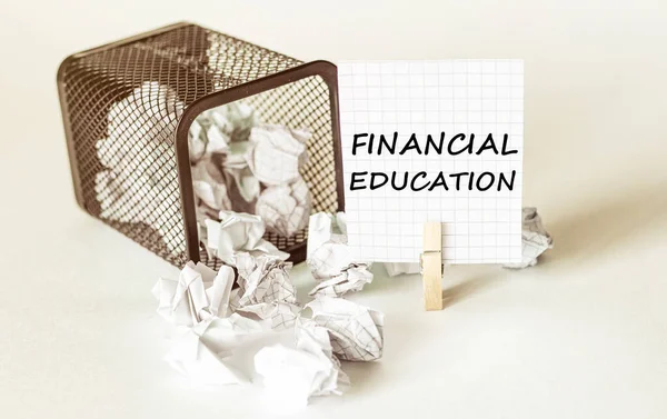Financial Eği Kağıtlara Beyaz Kağıt Parçaları Düşer — Stok fotoğraf