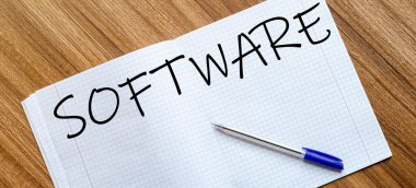 Boş defter ve kalem. Beyazda izole edilmiş. whith metin SOFTWARE