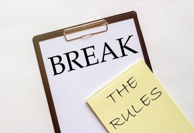 beyaz ve sarı kağıt metin ile Kuralları kırın beyaz zemin üzerinde kırın kırtasiye ile