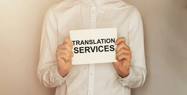 Man Neem Een Papier Met Tekst Vertaaldiensten Het Shirt Met — Stockfoto
