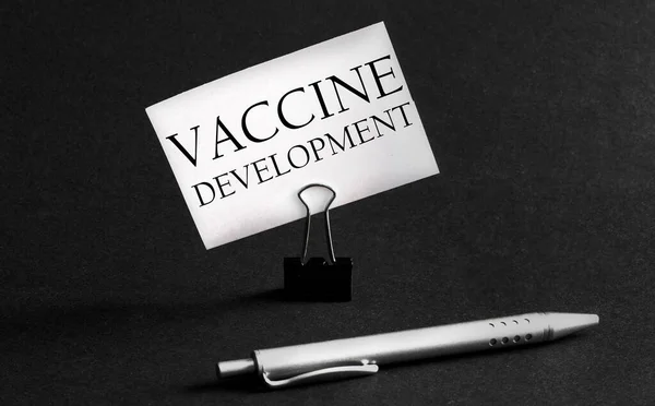 Bílý Papír Textem Vývoj Vaccine Černém Pozadí Šablonou — Stock fotografie