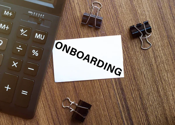 Kırtasiyeli siyah arkaplan üzerinde ONBOARDING metin beyaz kağıt
