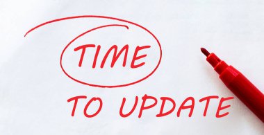 Yazma Zamanı kırmızı kalemle beyaz üzerine güncelleme yapmak için beyaz kağıt