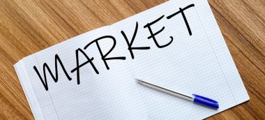 Boş defter ve kalem. Beyazda izole edilmiş. beyaz metin MARKET