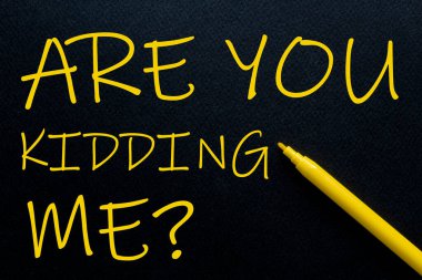 Benimle dalga mı geçiyorsun? Siyah arka planda sarı metin sahibi olan sarı kalem.