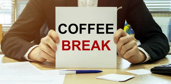 Homem Tomar Papel Com Texto Coffee Break Camisa Com Fundo — Fotografia de Stock