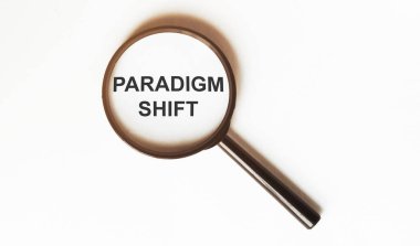 Büyüteç altındaki bir çarşafta paradigma değişimi